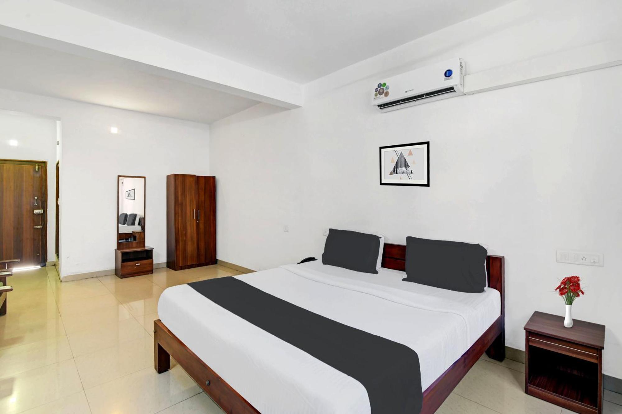 Super Collection O Madikeri City Center Near Ksrtc Bus Stand Coorg Formerly Hotel Ragsys Мадикери Екстериор снимка